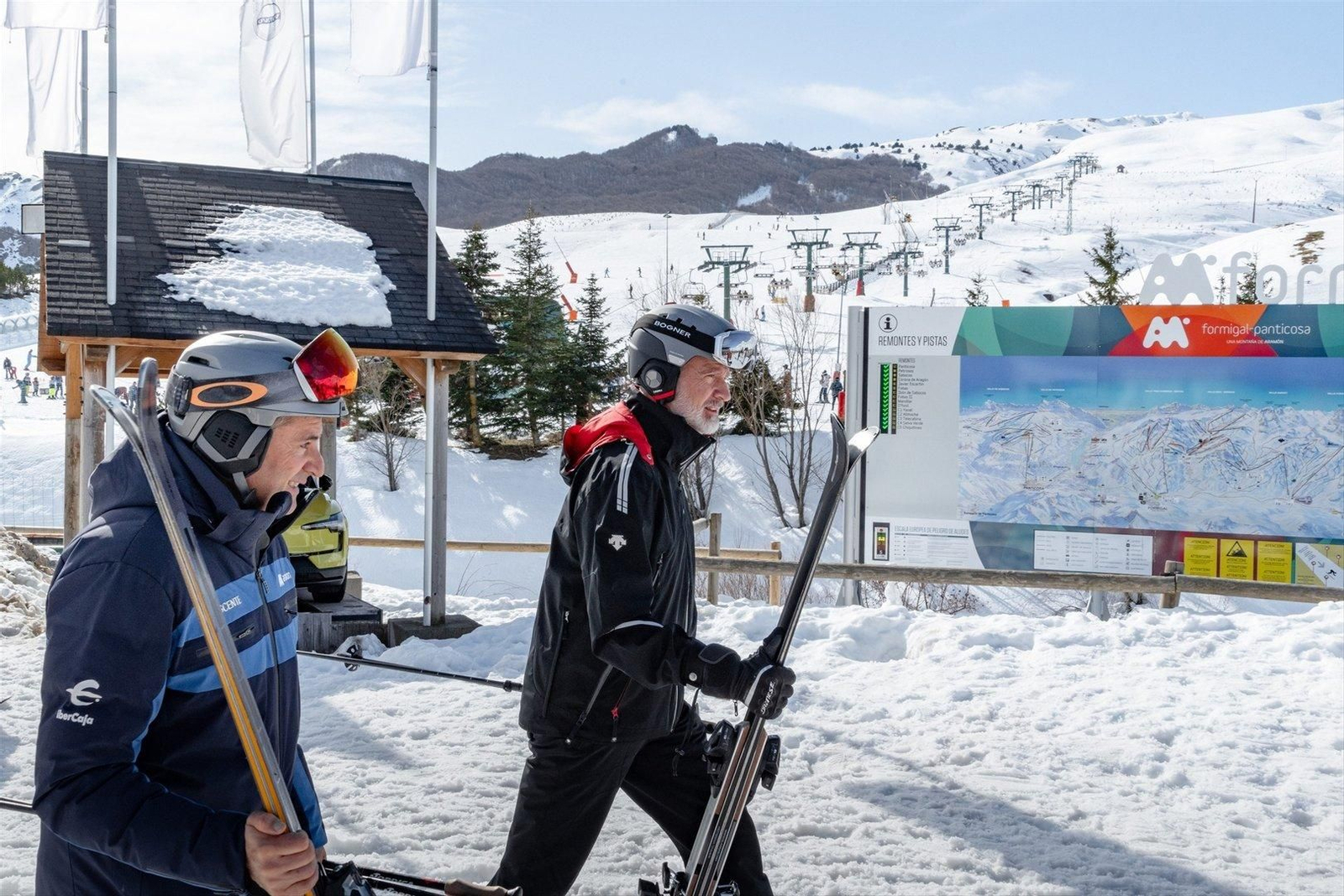 Azcón coincide con el Rey Felipe VI en la estación Aramón-Formigal. // EP