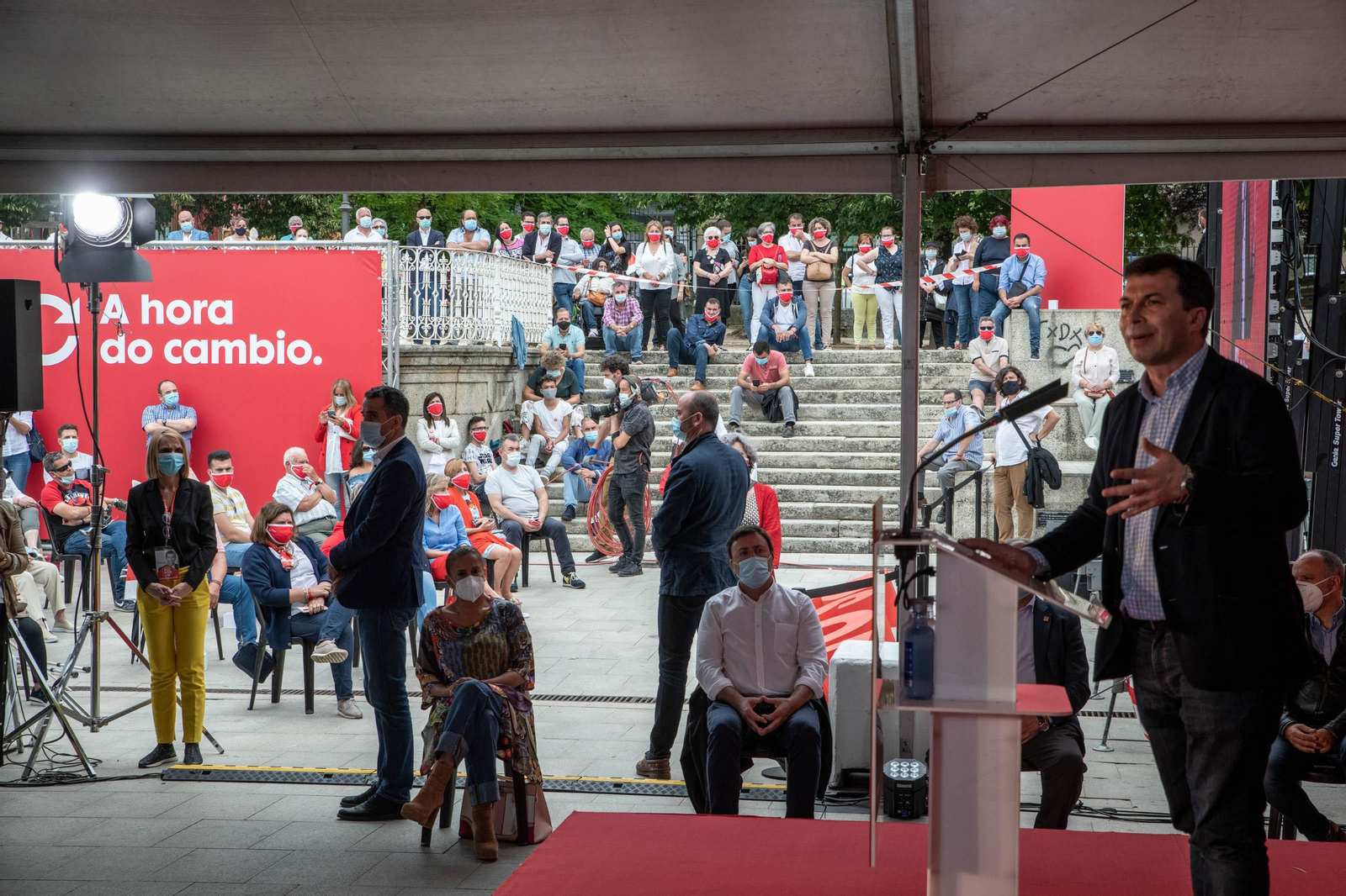 OURENSE (XARDÍNS DO POSÍO). 27/06/2020. OURENSE. El presidente del gobierno, Pedro Sánchez, acompaña al candidato a la Xunta de Galicia, Gonzalo Caballero y a Marina Ortega en un mitin del PSdeG-PSOE. FOTO: ÓSCAR PINAL