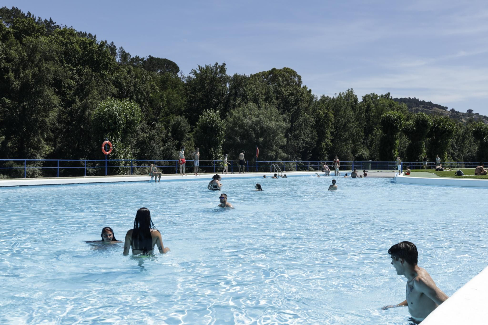 Galería | Primera jornada de las piscinas de Oira abiertas en el día más caluroso del 2026 en Ourense