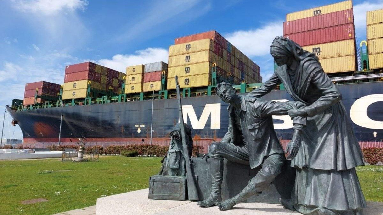 El portacontenedores ‘MSC Katyayni’ cumple mañana dos semanas en el muelle de Trasatlánticos.