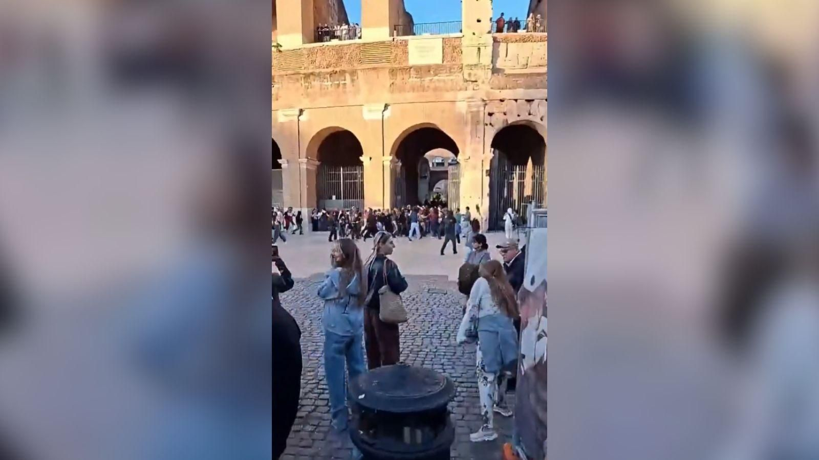 Momento en el que los manifestantes ingresaron al interior del Coliseo.
