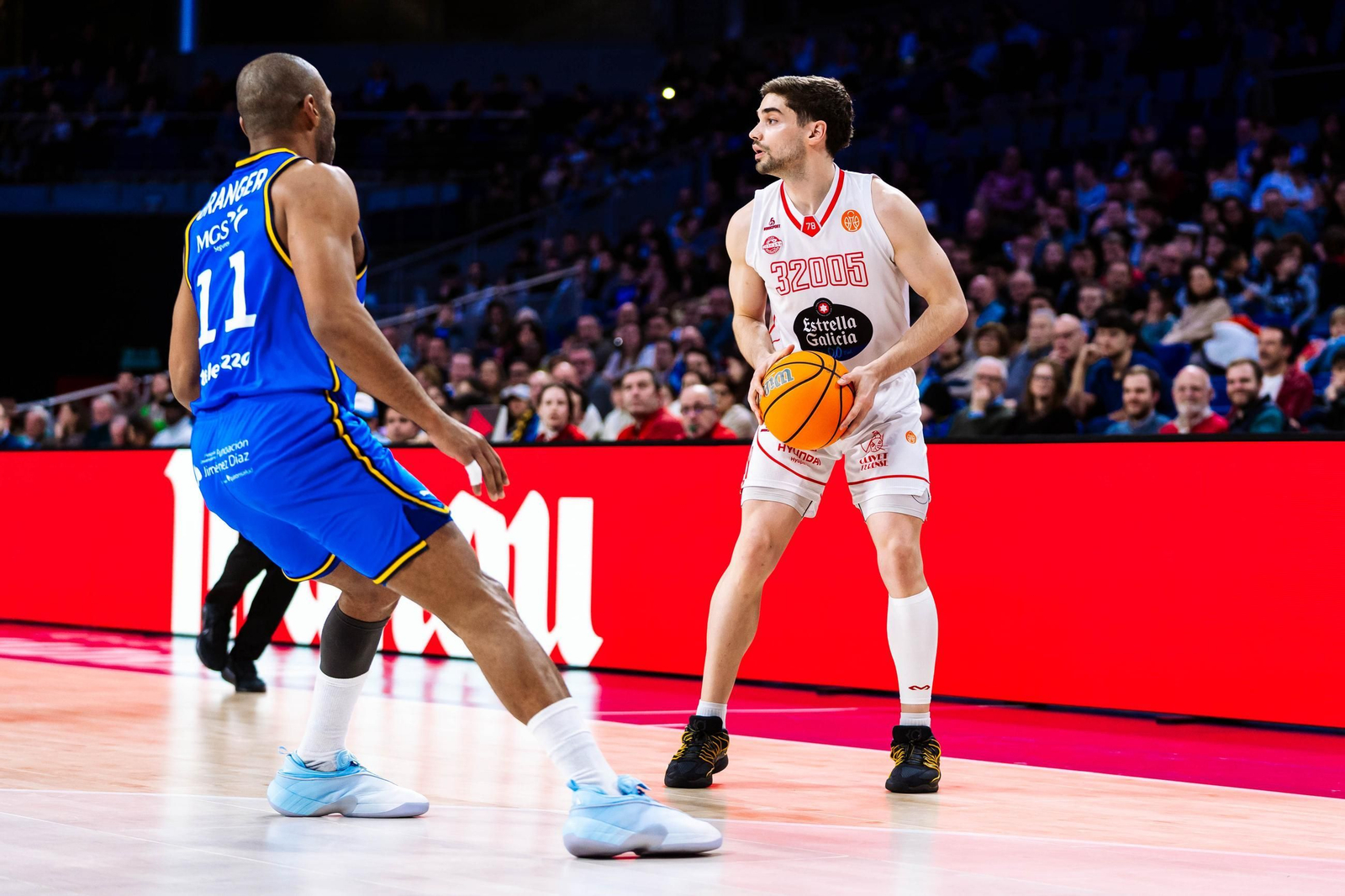 Rafa Lisboa con el balón ante Granger.