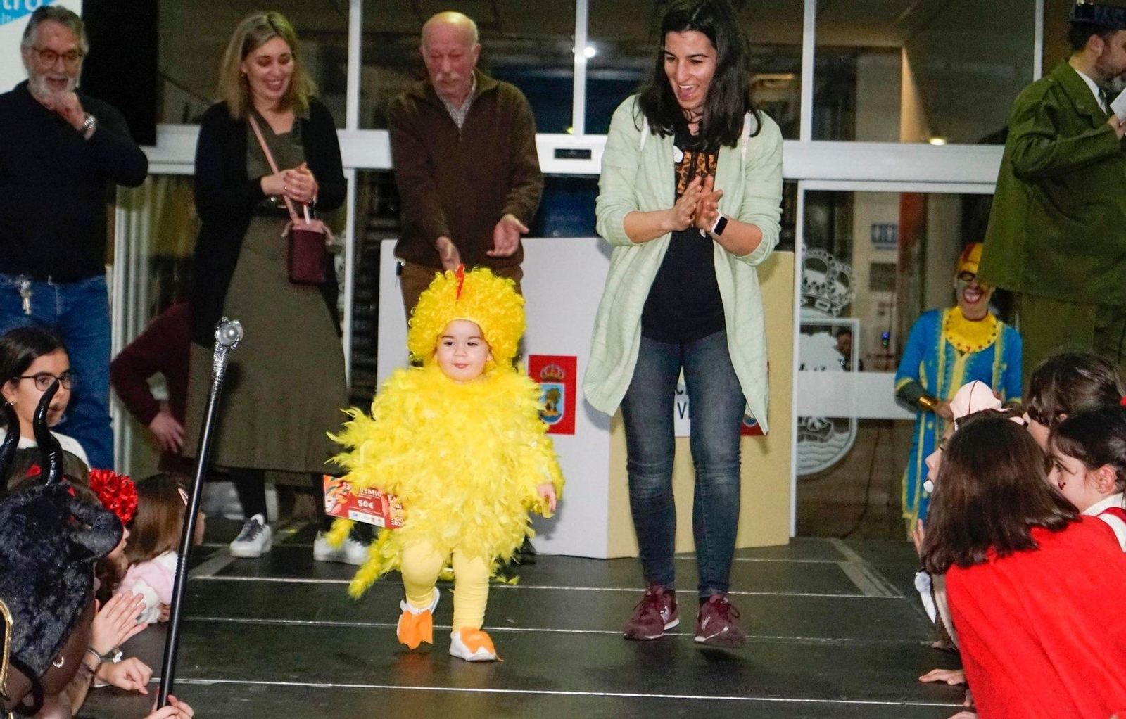 La gracia de la pequeña Clara Costas como pollito le valió el tercer puesto entre los disfraces individuales infantiles.