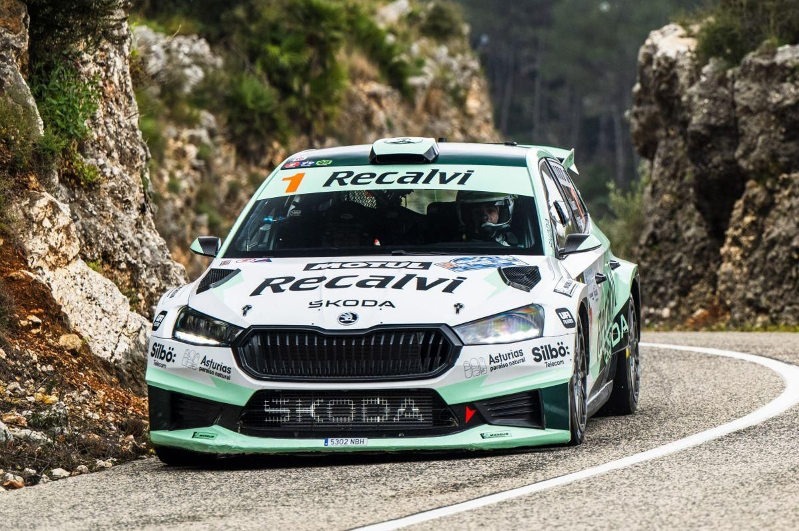 El equipo asturiano, Cohete Suárez y Alberto Iglesias, logró llevar su Skoda Fabia RS Rallye2 a la victoria en Alicante.