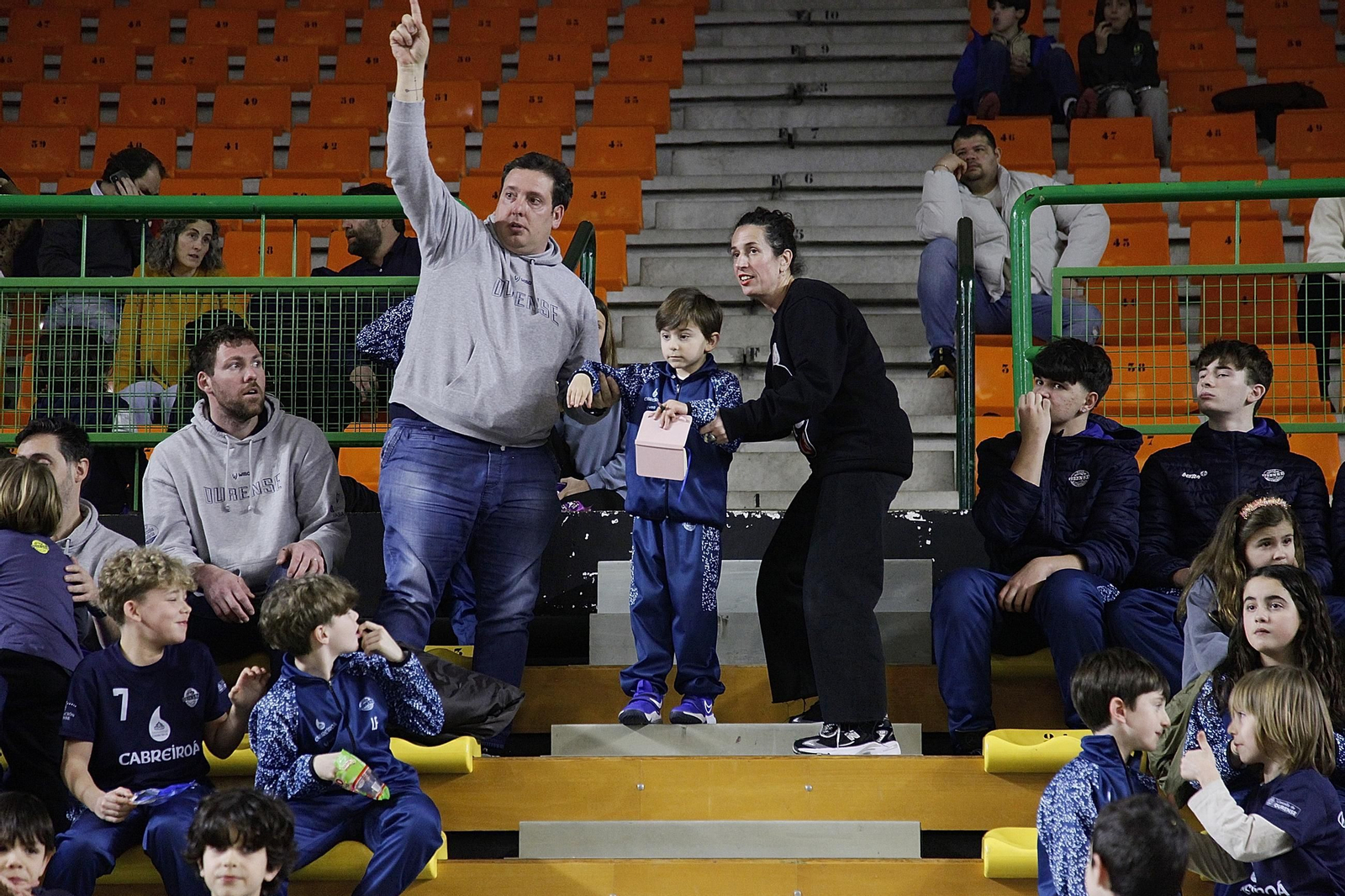 Más de 4.500 aficionados empujaron al COB contra el Estudiantes