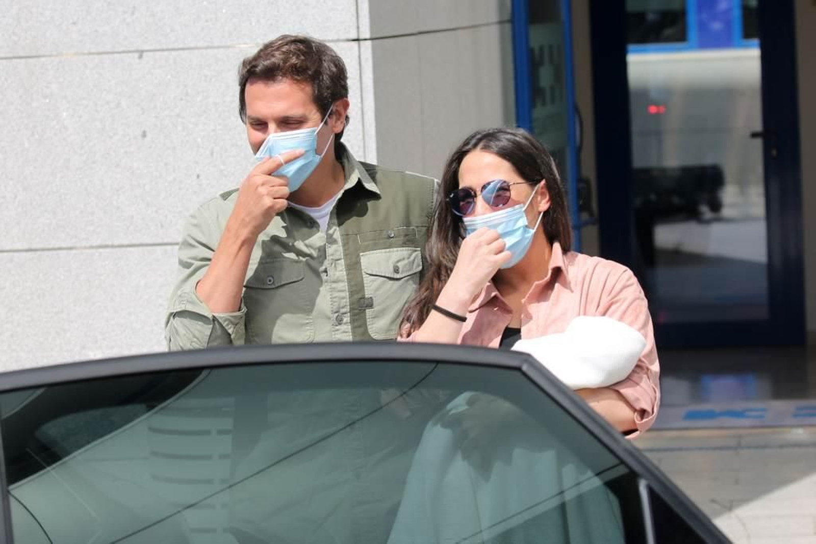 Malú y Albert Rivera reciben el alta médica tras el nacimiento de su hija Lucía 10