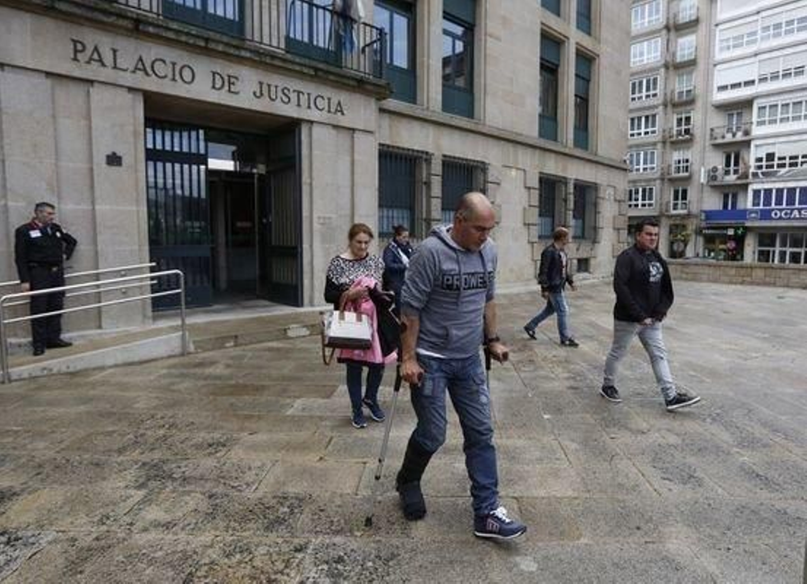Uno de los condenaados saliendo del Palacio de Justicia después de recibir la situación de libertad provisional.