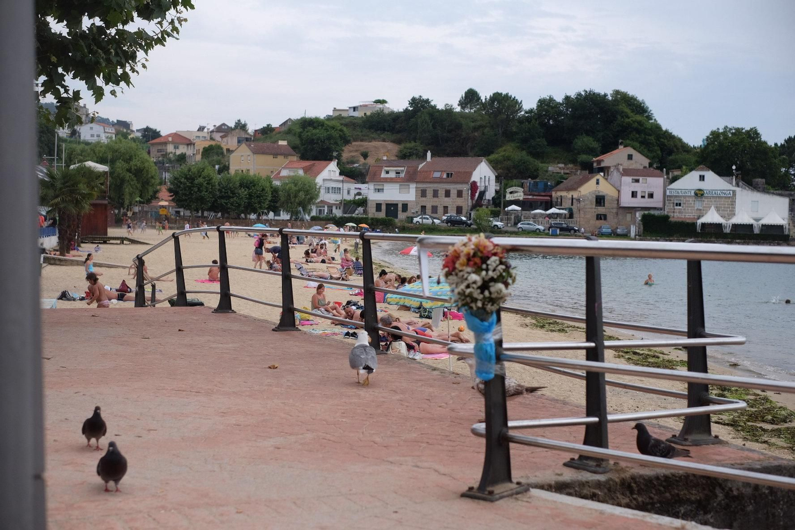 Flores para Daniel Beltrán en la playa de Arealonga, donde fue asesinado.
