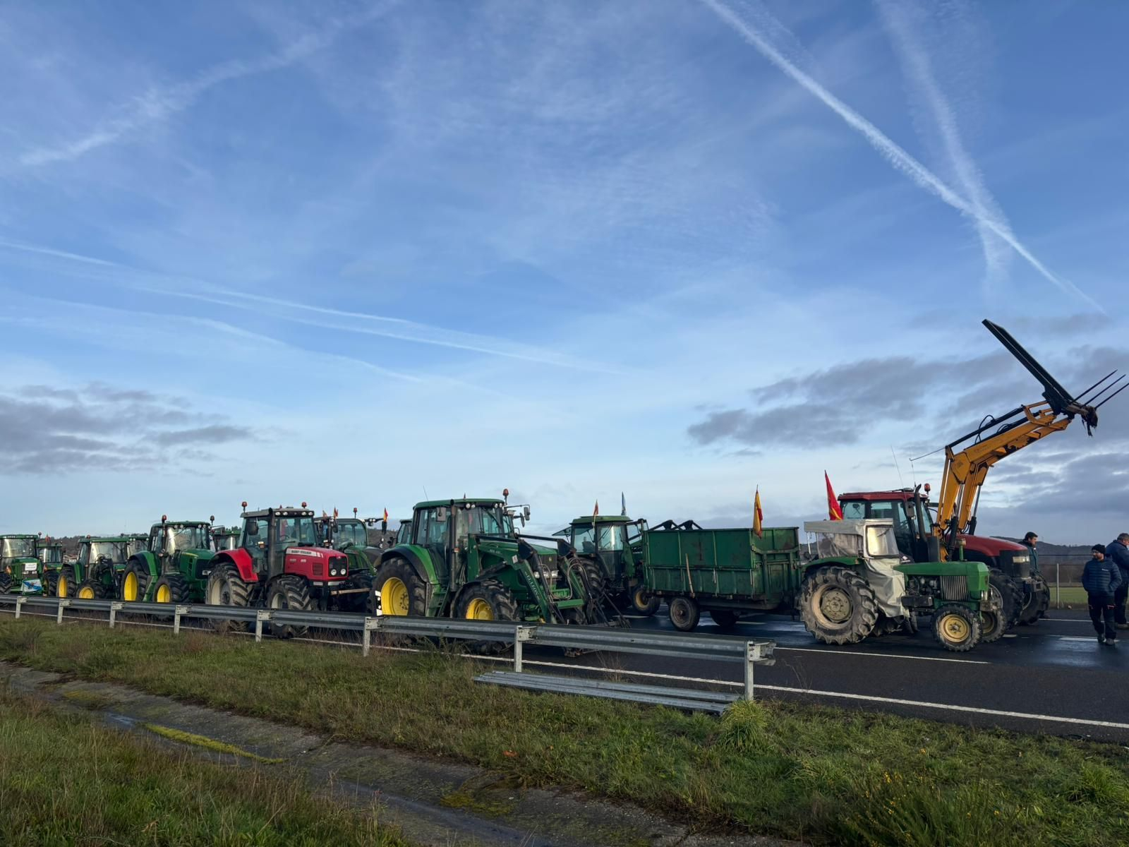 Galería | Las protestas de los tractoristas en la A-52 contra el acuerdo comercial con Mercosur, en imágenes