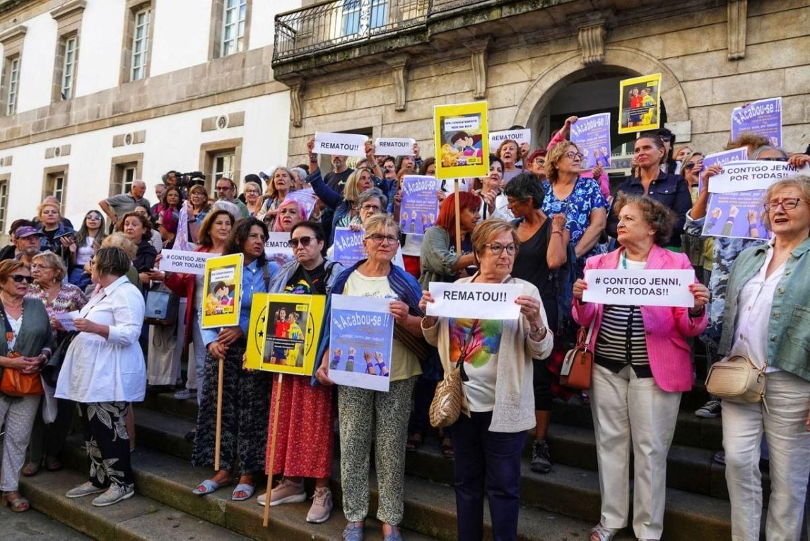 Galicia acogió varias concentraciones contra la atuación de Rubiales, al que apoya Louzán, como ésta de Vigo en la calle Príncipe.