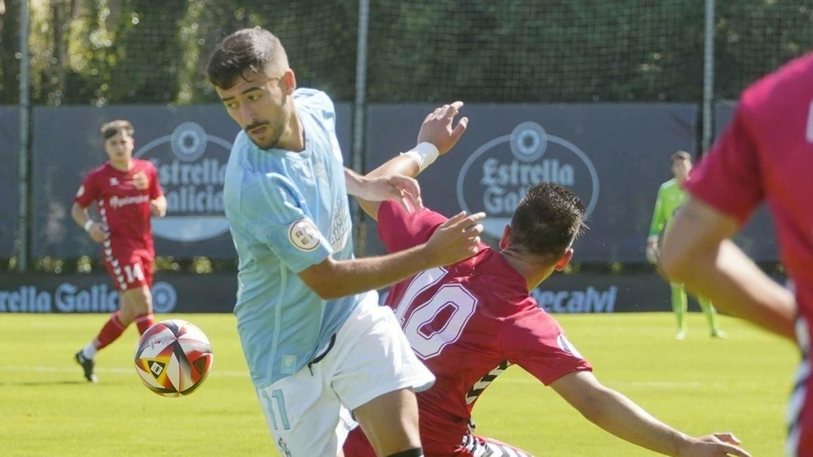 Millán disputa un balón en el partido de la primer vuelta ante la Sarriana.