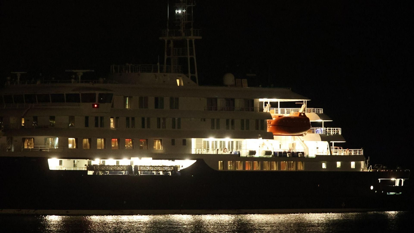 El crucero MV Hondius llega al puerto de Granadilla (Tenerife).