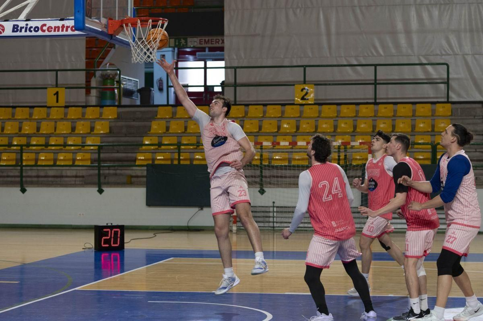 Seixas lanza a canasta ante la mirada de sus compañeros durante un entrenamiento.