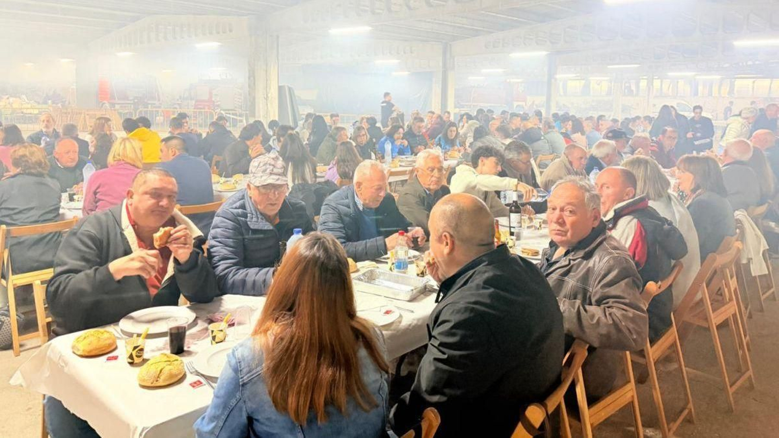 Vecinos vianeses en la IV cena popular “Toniño Party”.