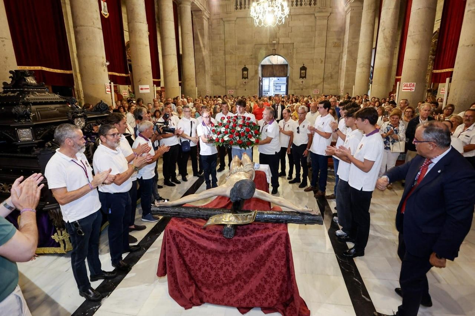 Galería | Vigo vive el pregón y el descendimiento del Cristo da Victoria