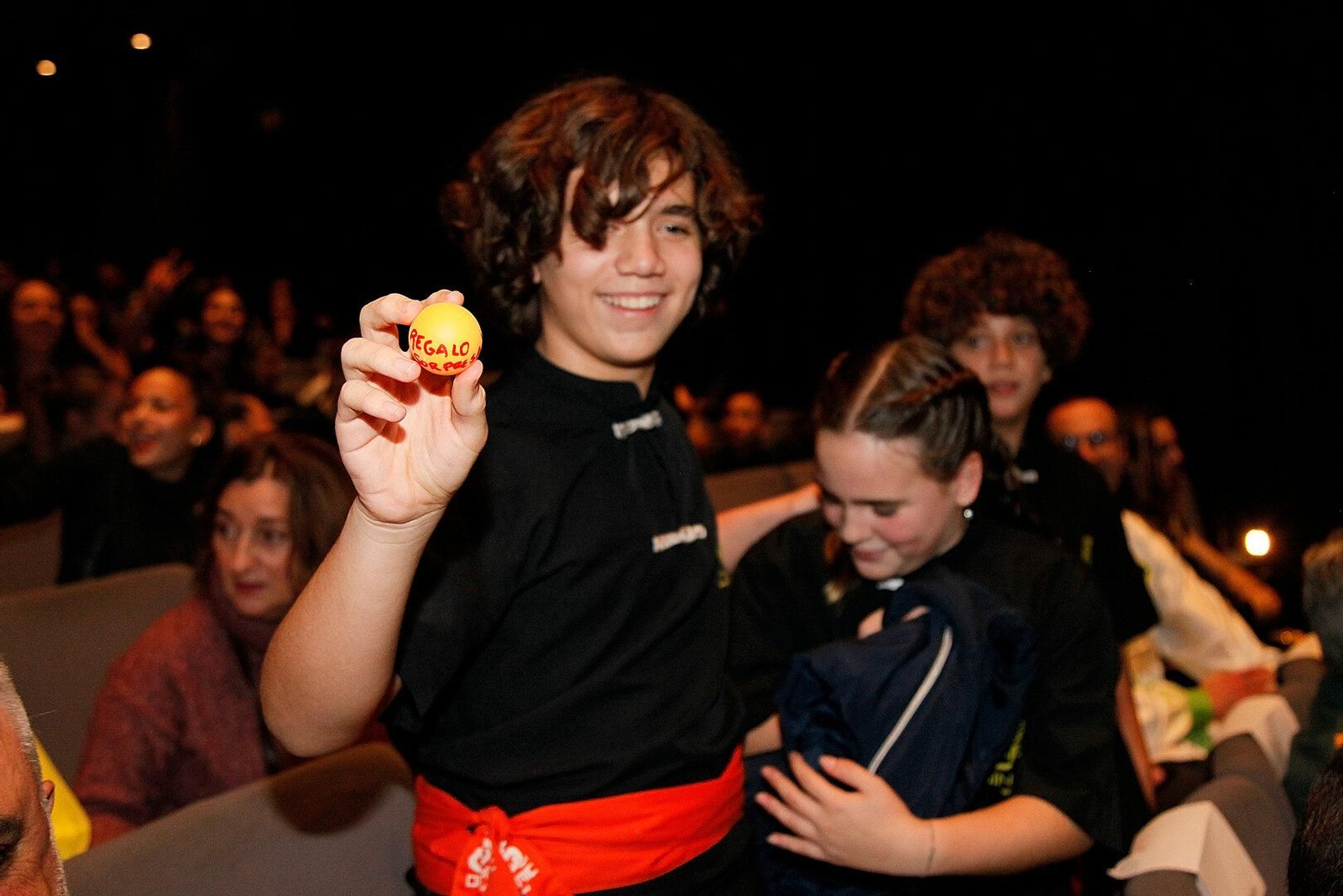 Mateo cogió la bola del regalo sorpresa.