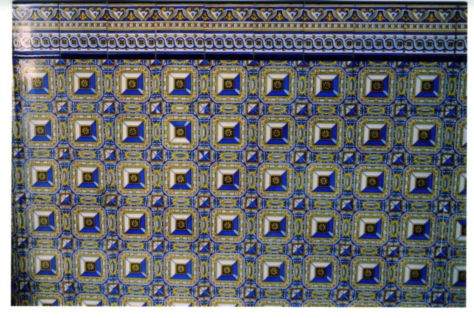 Pared en azules.