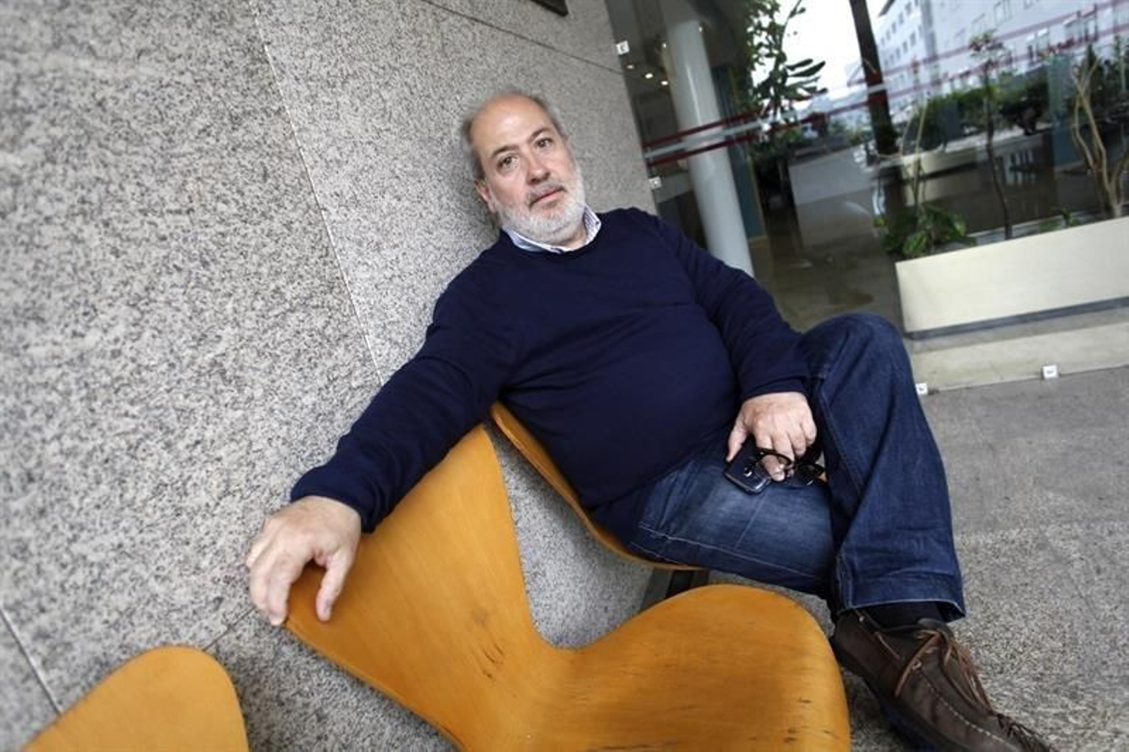 El escritor Antonio Osende, durante la entrevista  con motivo de la presentación del libro "Día D, Normandía, 6 de junio de 1944. Manuel Otero, un gallego en Omaha Beach"