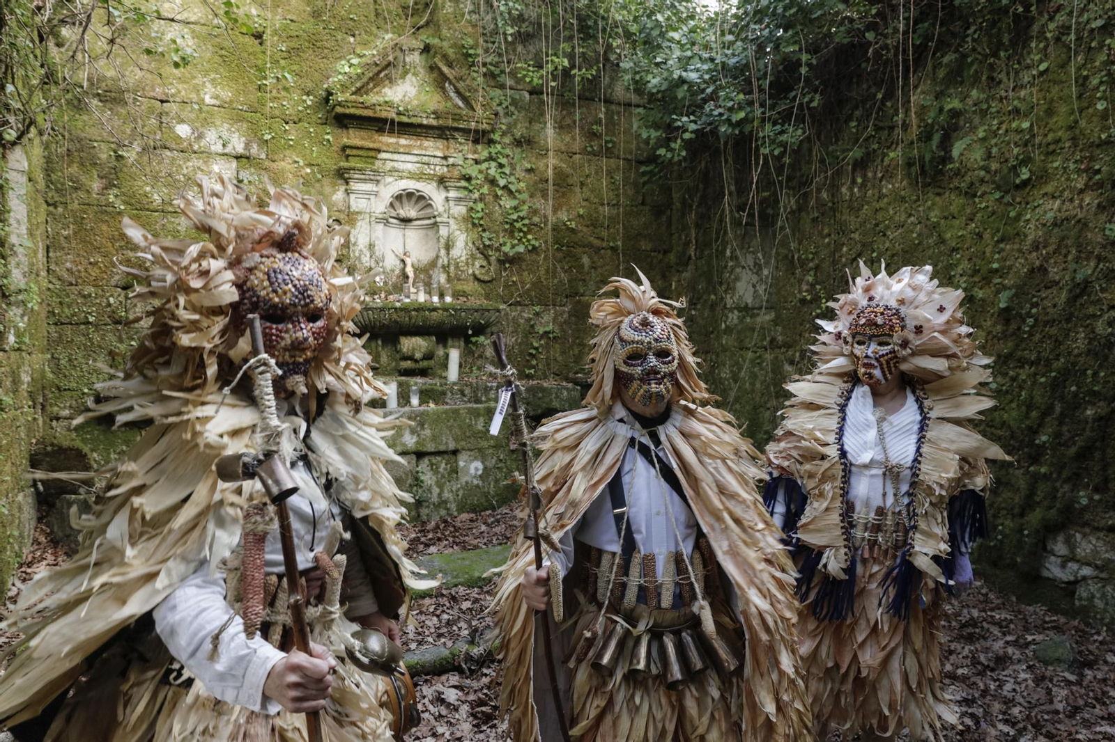 Galería | El follateiro, un traje que encuentra su materia prima en la naturaleza