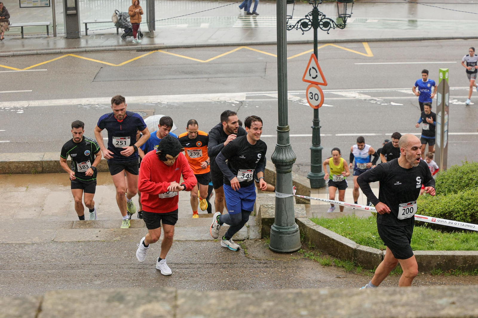 Galería | Cientos de atletas aguantan la lluvia en la Subida ao Castro