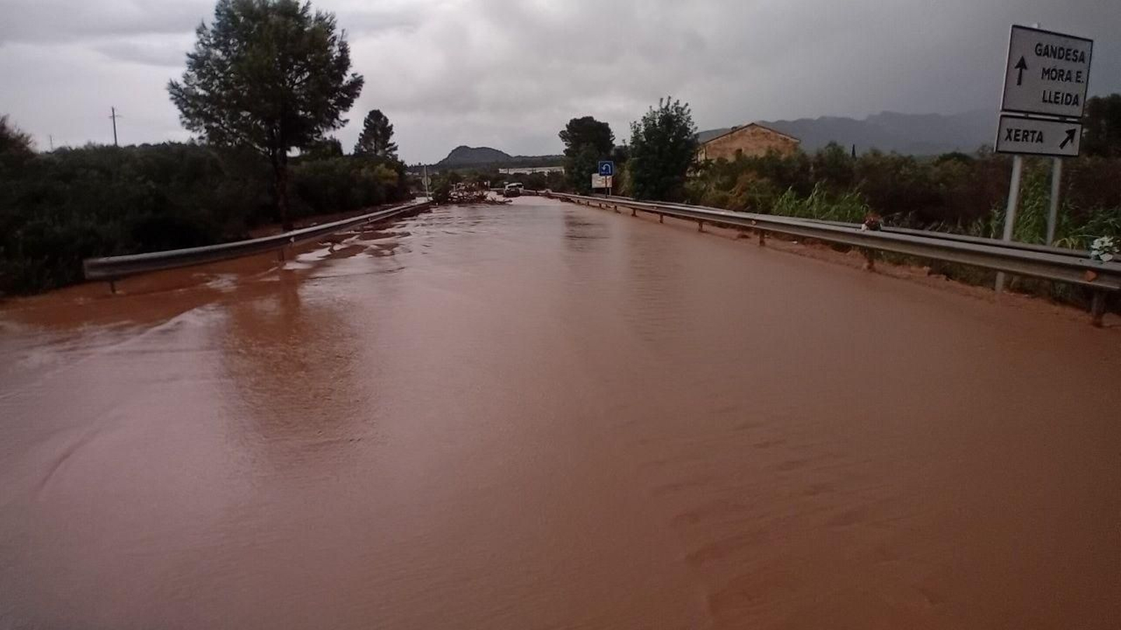 Una carretera inundada por el agua en la provincia de Lleida