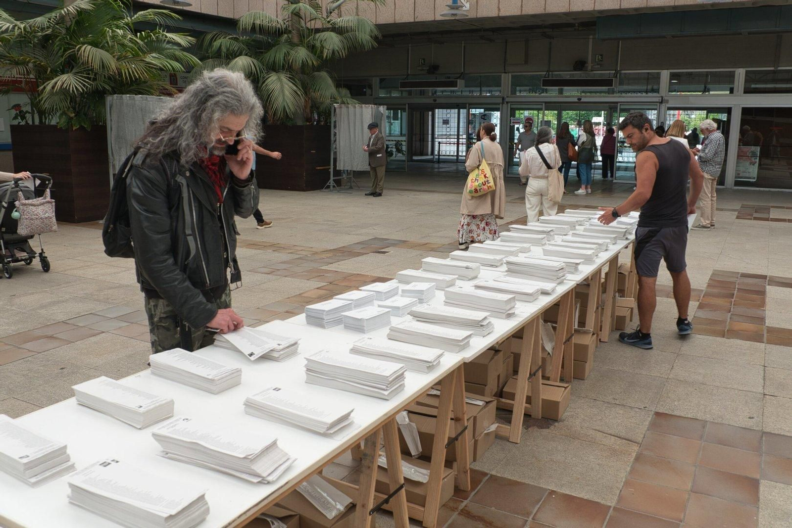 Ciudadanos de Vigo acudieron a votar en las elecciones europeas.