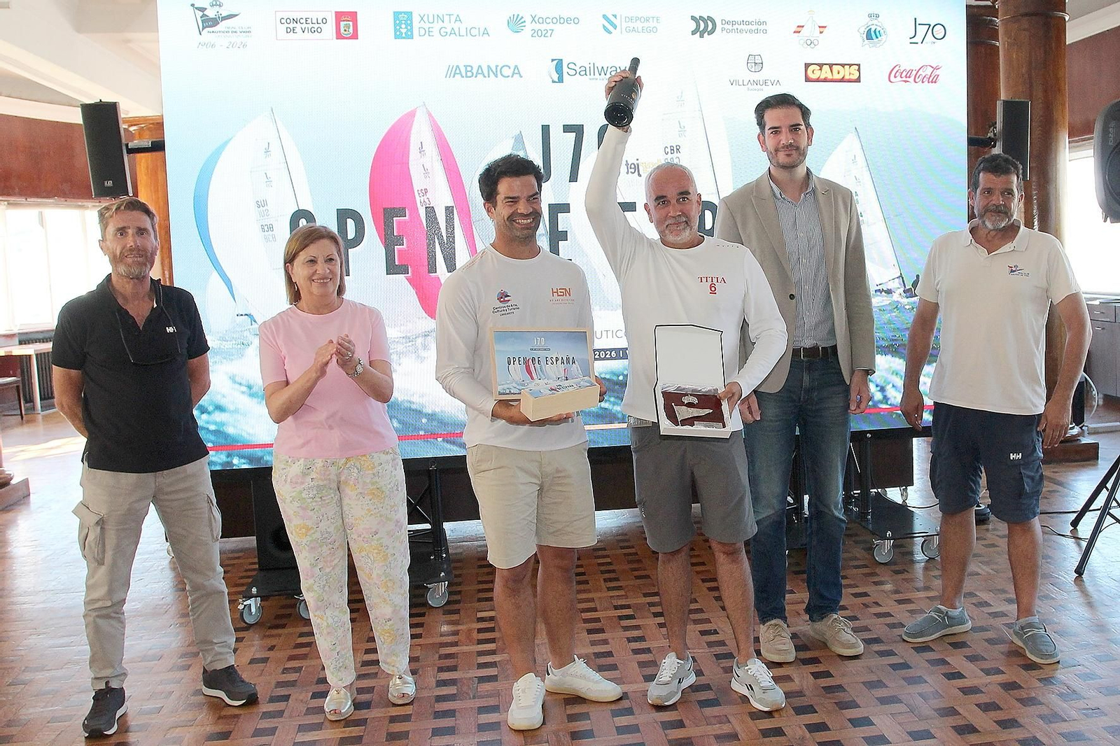 El canario Javier Padrón celebra su victoria en las instalaciones del Real Club Náutico de Vigo.