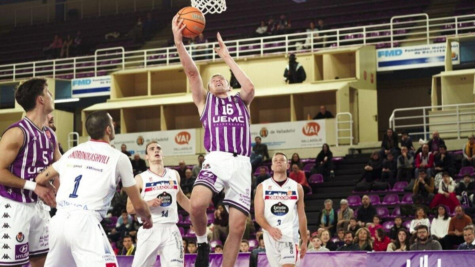 Demers se dispone a anotar una canasta ante el Obradoiro. | Foto: Iñaki Sola