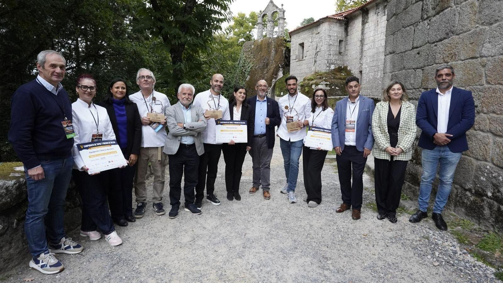 Los premiados en el Monasterio de San Pedro de Rocas, en Esgos.