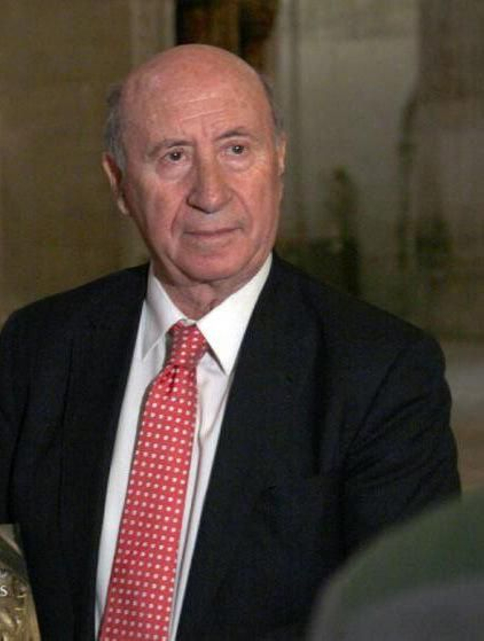 Peridis presentó su última novela “La reina sin reino” a los vigueses.