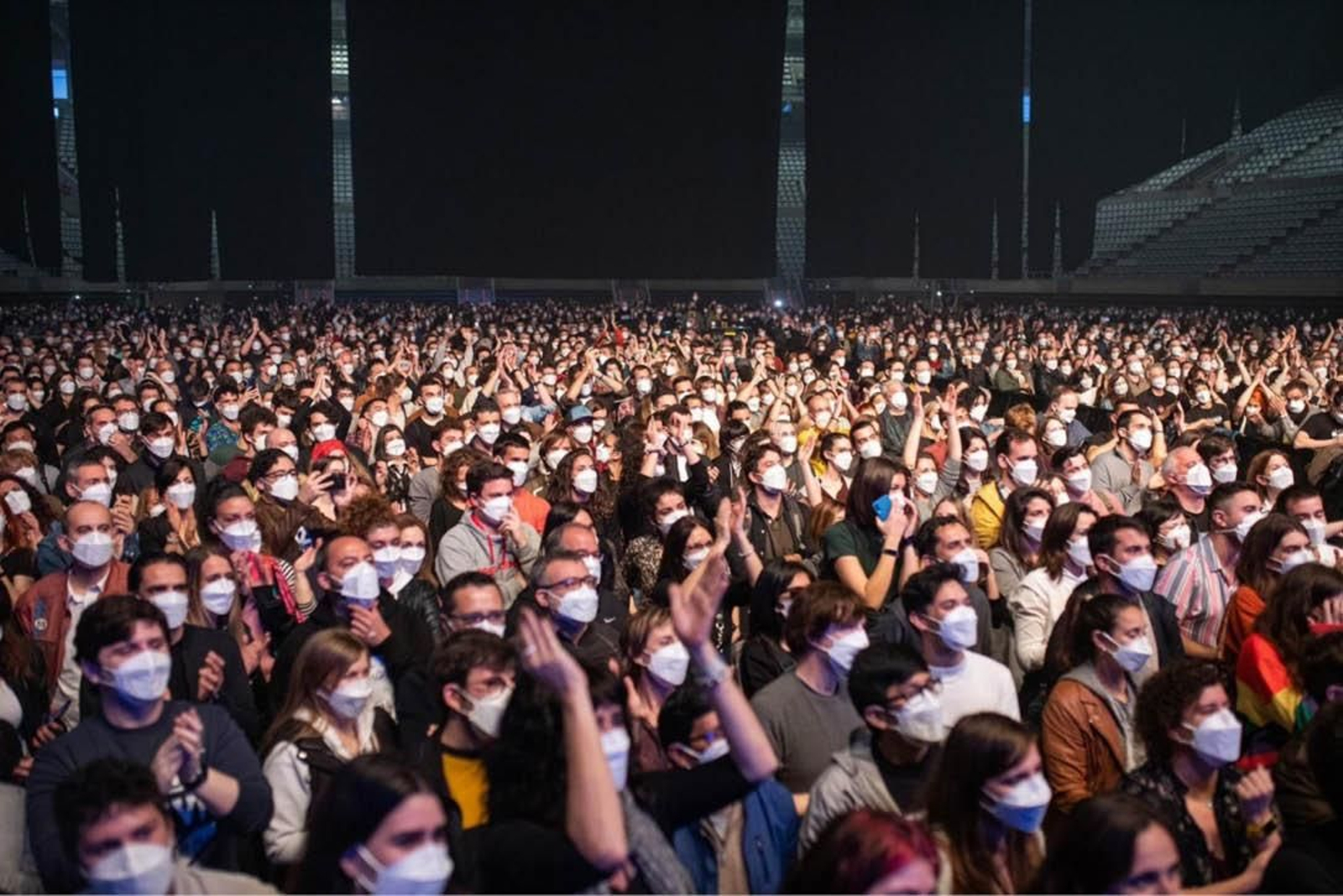 Grupo de asistentes en marzo al concierto de Love of Lesbian en Barcelona (EFE).