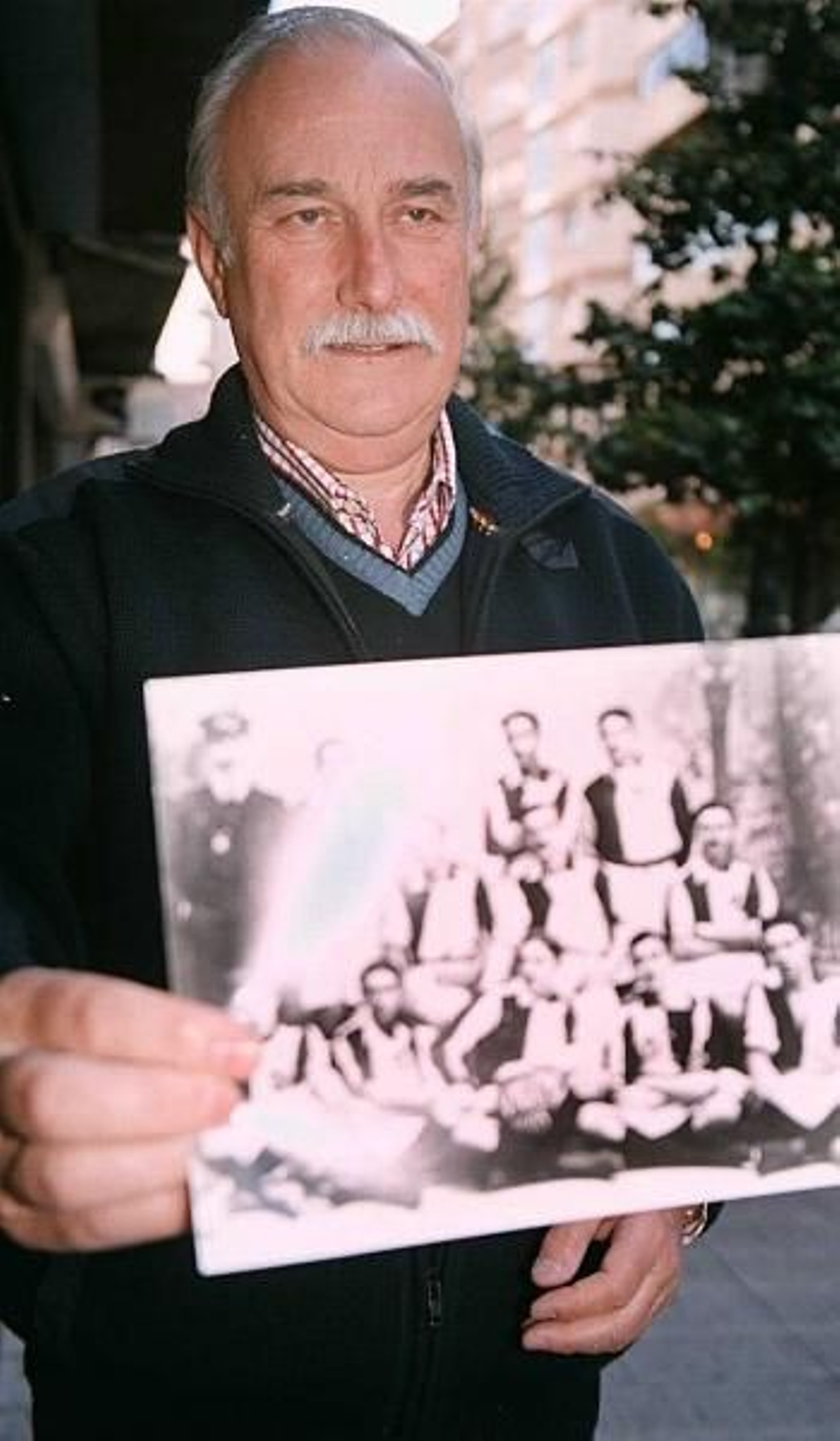 Arbones, con una foto del Fortuna de 1905 en la que aparece su abuelo. foto: archivo