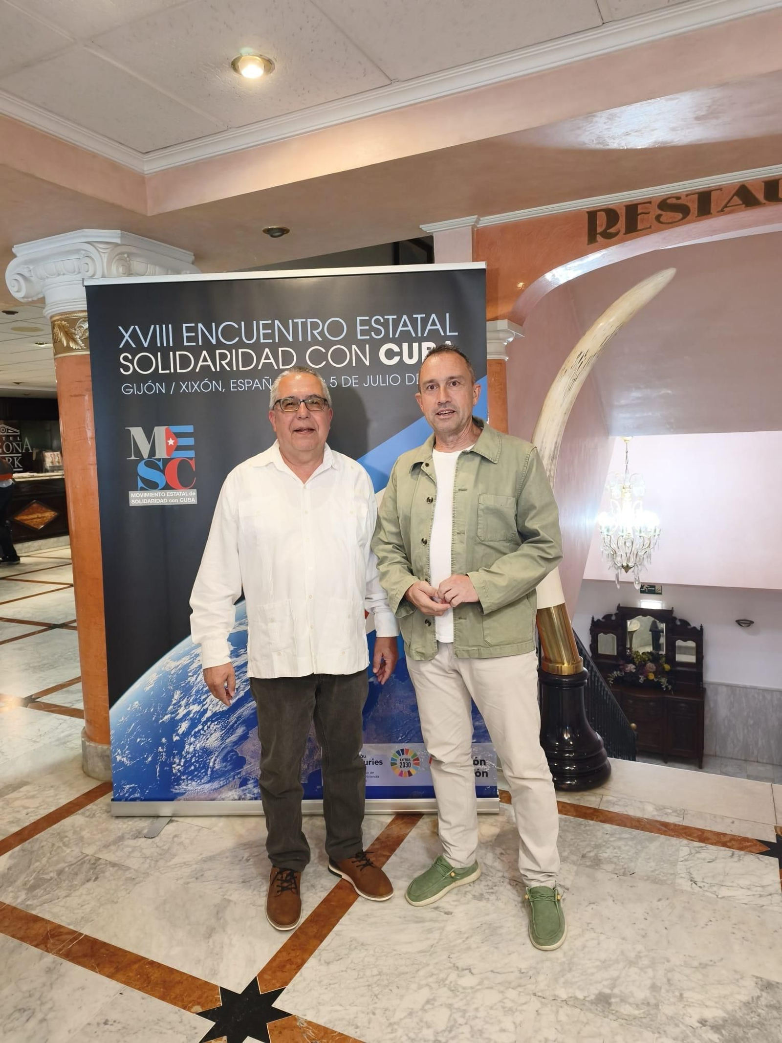 Ovidio Zapico posando con el embajador