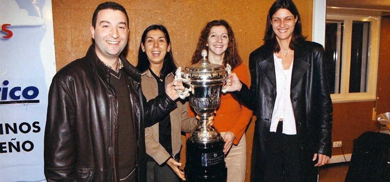 Miguel Méndez, Pilar Valero, Noemí Jordana y Mar Xantal, la capitana, en "Atlántico" con la copa.