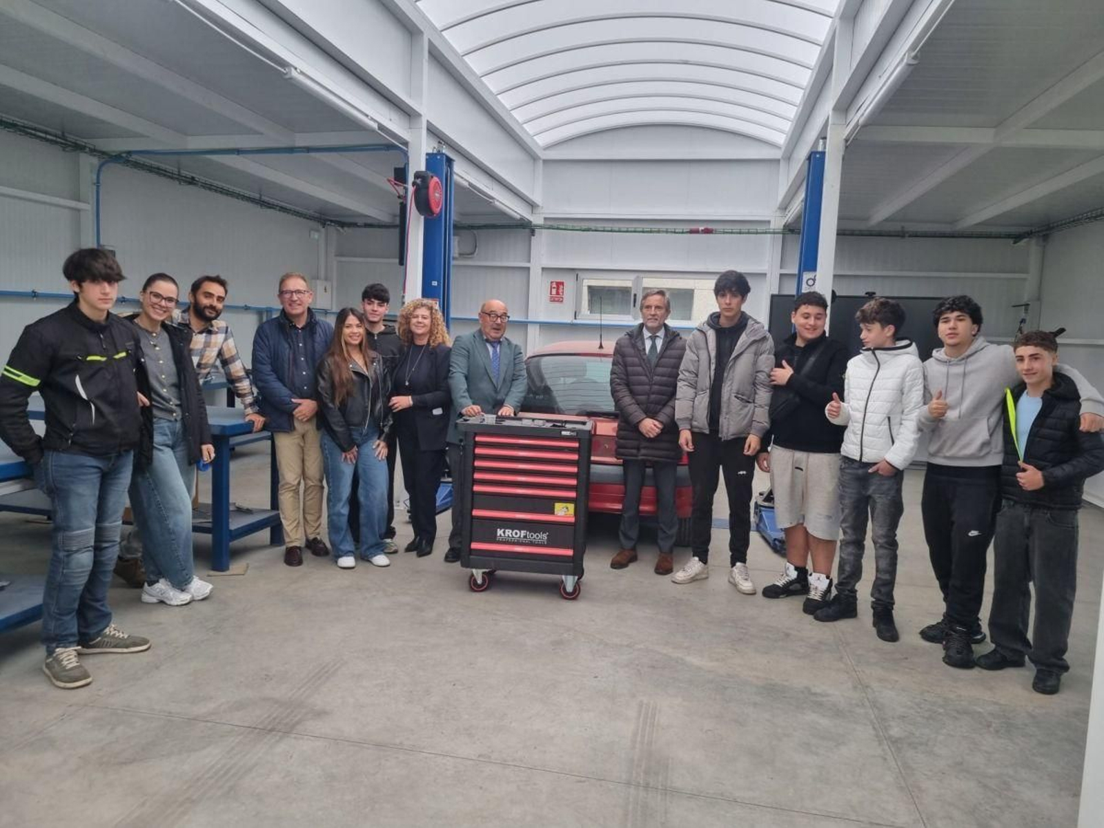Eugenia Pérez con César Pérez Ares y el alunmado de FP del Aula Nómada, en el IES das Neves.