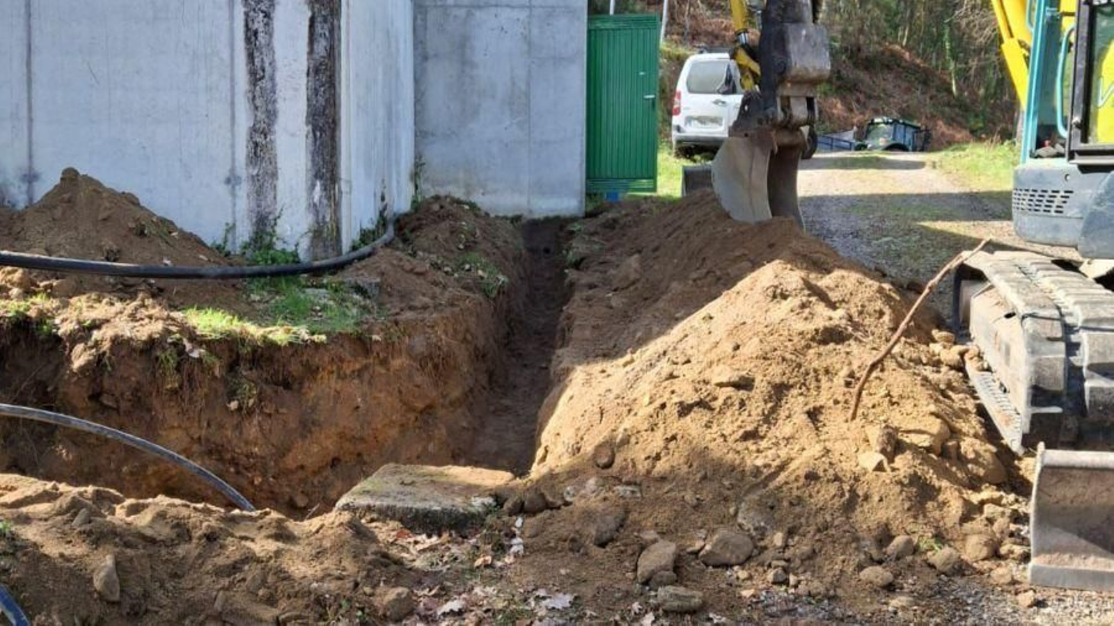 Una excavadora en las obras de refuerzo del abastecimiento de agua en Parada de Sil.