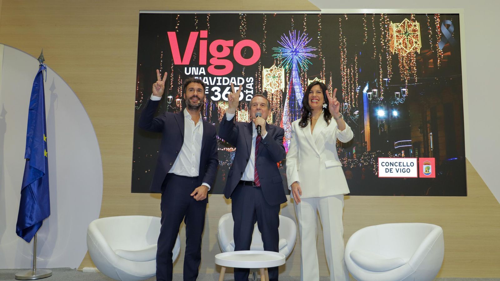Abel Caballero junto a los periodistas Luis García-Rey y Paula Montes en la presentación de Vigo en Fitur 2026.