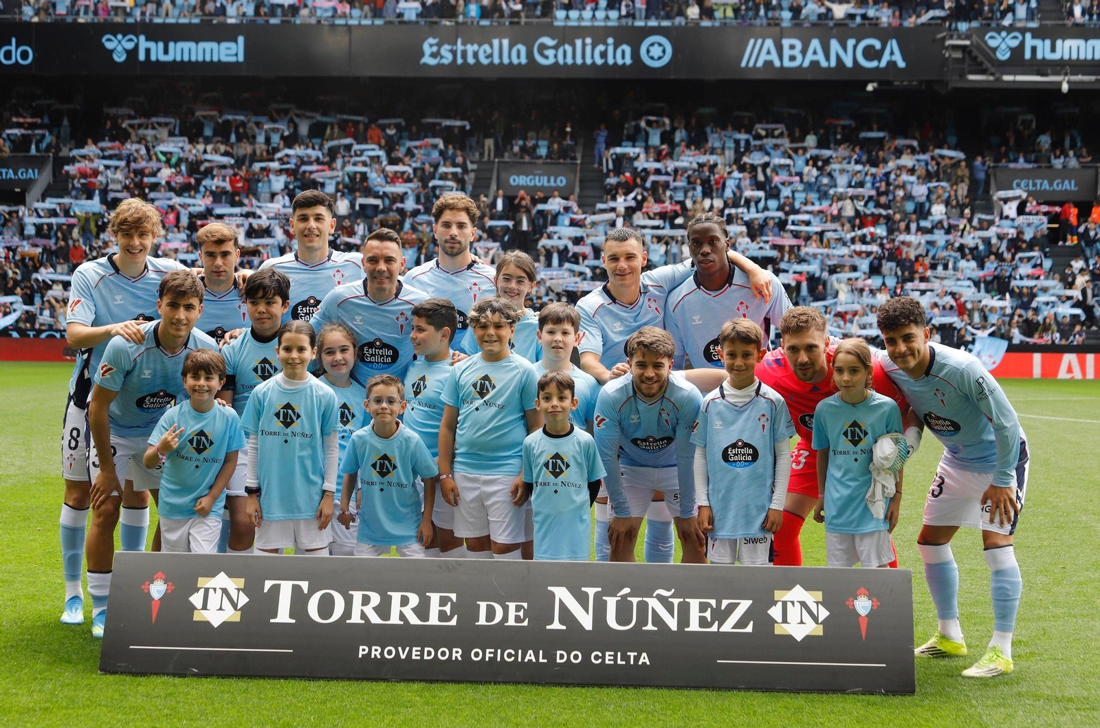 Once celeste con los niños.