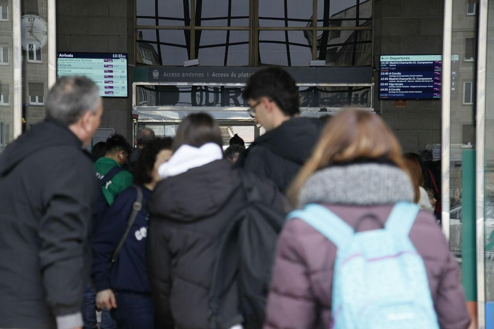 Colapso en la estación de Ourense por las largas esperas de los viajeros