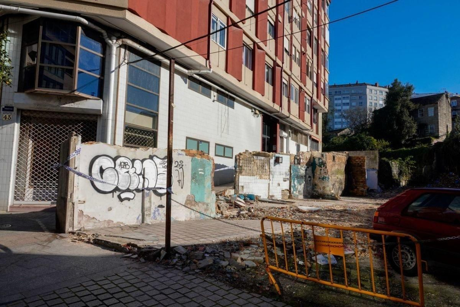 El solar, con los restos del muro caído al fondo a la izquierda.