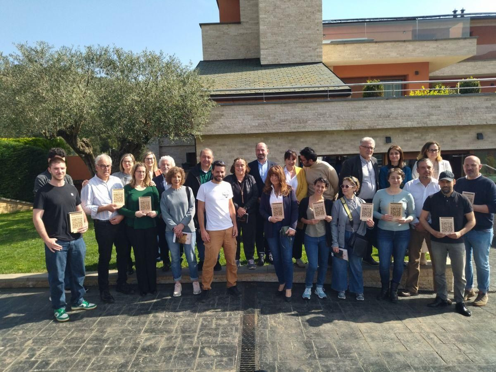 Xosé Merelles, en el centro de la segunda fila, con Rosendo Fernández, alcaldes y emprendedores.