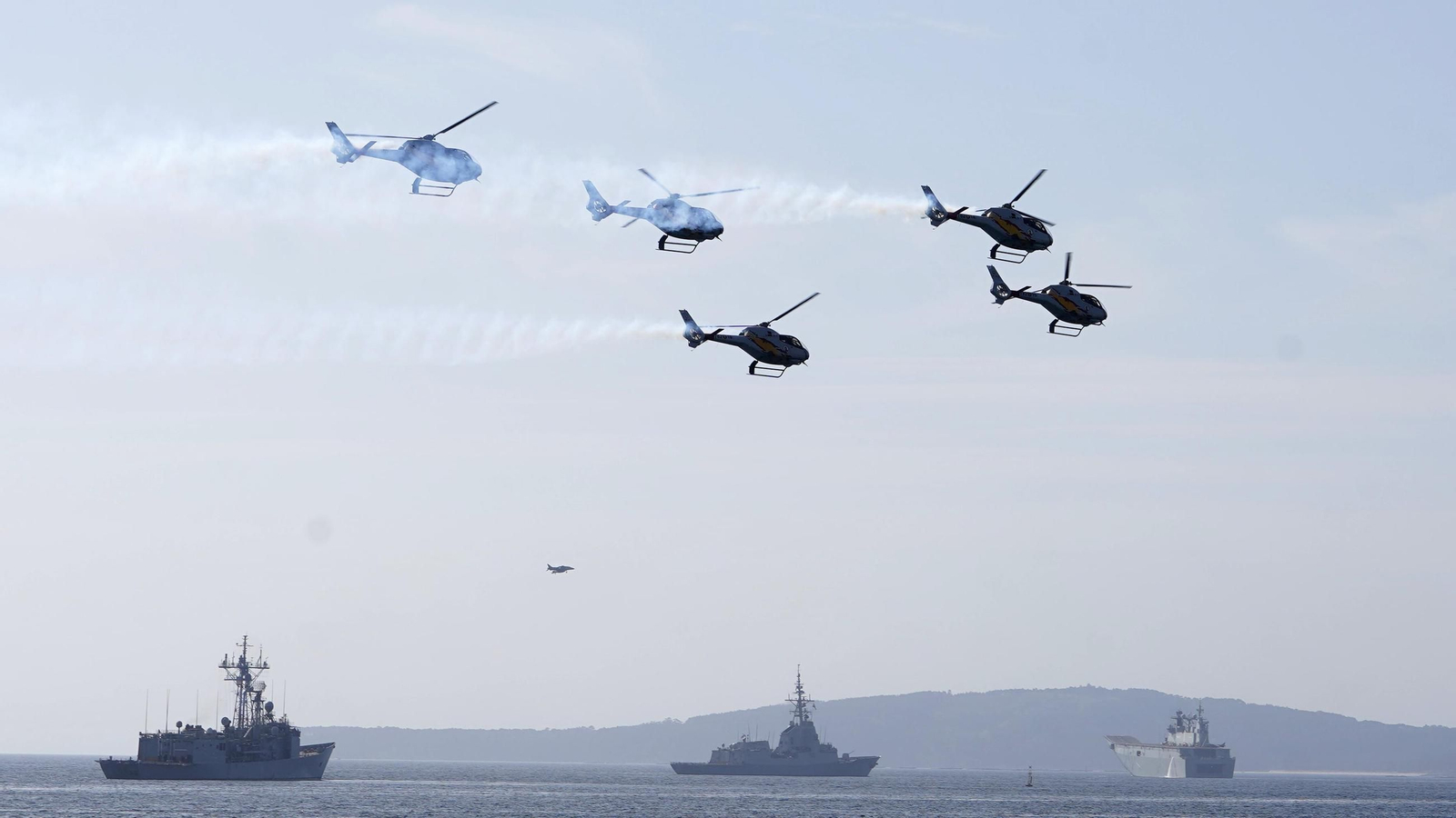 Galería | Felipe VI participa en la revista naval y presencia la exhibición de militares en Samil