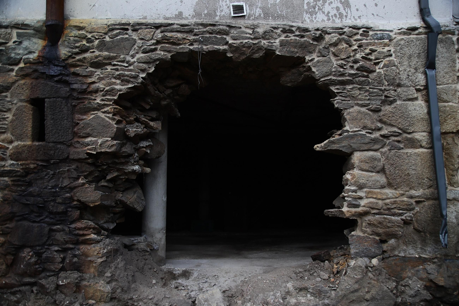 Galería | Así están A Bouza y Pixeiros tras más de un mes de limpieza de escombros por las riadas, en fotos