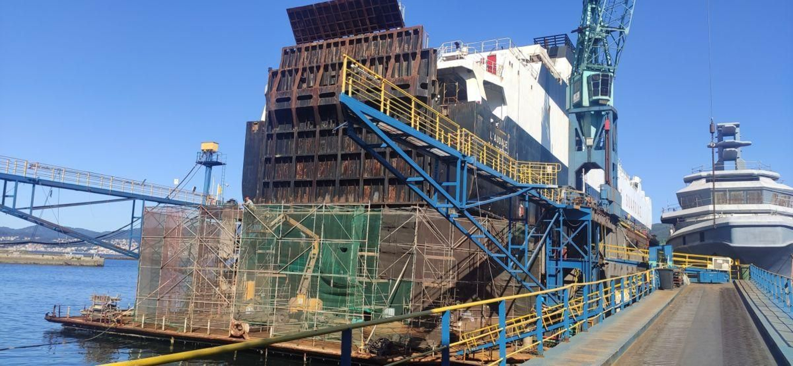 Trabajo de reparación en el buque portacoches que Metalships tiene en el dique.