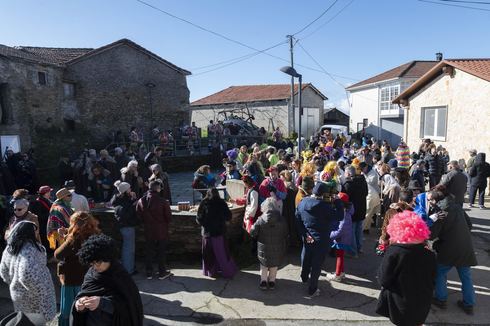 Galería | La música y el color de los Vellarróns en el Entroido de Riós