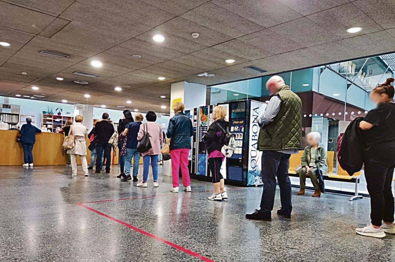 Colas ayer por la mañana en el centro de salud de Rosalía Castro.