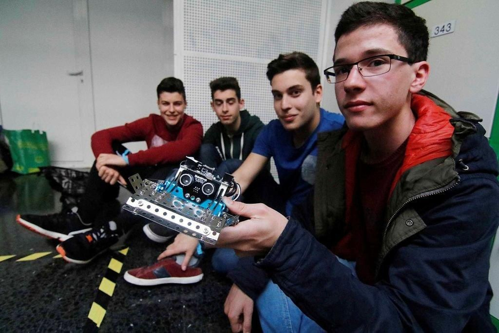 Uno de los pequeños robots, ayer.