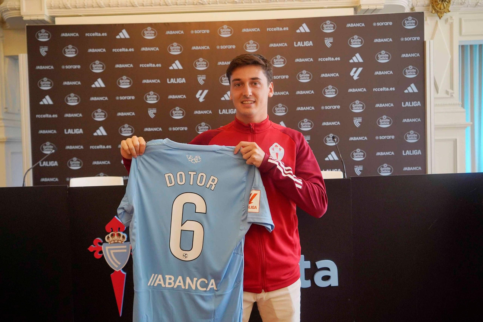 El nuevo centrocampista del Celta lucirá el dorsal 6 en su camiseta, con la que posó en la sede. // J.V. Landín
