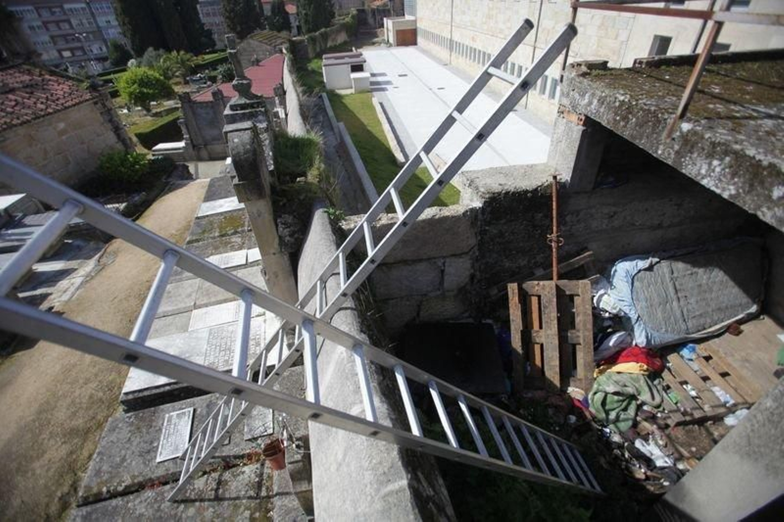 Una fotografía del cementerio y el habitáculo donde dormía Constantino A.L.