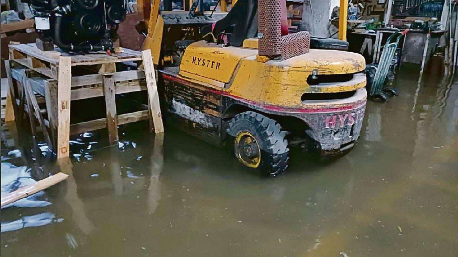 Maquinaria afectada por el agua.